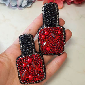 Llavero Personalizado con Letra E Bordada en Cuentas de Semillas en Cuadros Azules y Blancos, Hecho a Mano, Inicial del Alfabeto, Adorno para Bolsa, Regalo para Ella - Product Image 1