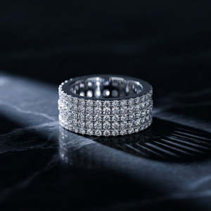 แหวนเงินทรงวงกลมประดับเพชรเต็มวงแบบสามแถว ดีไซน์หรูหรา ฝังเพชรเต็มวงแบบ Eternity Pave  ครอบคลุมพื้นที่กว้าง โดดเด่นสะดุดตา - Product Image 1