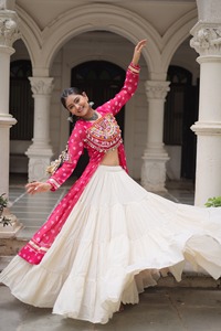 Fabricant indien de Kurtis et Lehengas attrayants en faux georgette avec imprimé Bandhani et patchwork Kutchi - Product Image 4