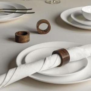 Ronds de serviette en bois de style ferme dans un fini vieilli et idéal pour compléter la vaisselle rustique ou les installations de salle à manger vintage - Product Image 1