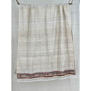 Bufanda y Chal Étnicos Tejidos a Mano, Obra Maestra de Seda Silvestre y Puntadas Rabari, una Obra de Arte Única - Product Image 1