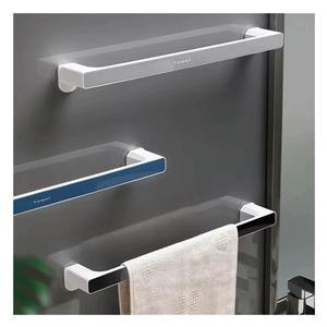Porte-serviettes en métal fonctionnel pour salle de bains murale avec une touche de design moderne - Product Image 4