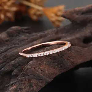 Anillo de Acero Inoxidable con Moissanita de Media Eternidad Apilable y Micro Pavé, con Diseño Exclusivo para Cada Ocasión - Product Image 2