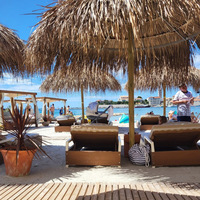 Parasol de luxe pour hôtel et station balnéaire Parasol de plage en bambou naturel avec feuille de palmier et chaume