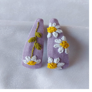 Pinzas para el Cabello Bordadas con Tela Base de Acetato Turquesa Personalizadas - Estilo Europeo y Americano, Ecológicas, Hechas a Mano con Materiales Reciclados - Product Image 1