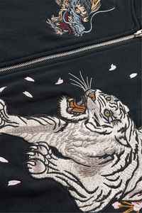 เสื้อมีฮู้ดปักลายงานทำมือแบบกำหนดเองโดยมีรายละเอียดตะเข็บระดับพรีเมียมสำหรับลุคแฟชั่นแนวสตรีทที่มีเอกลักษณ์ - Product Image 3