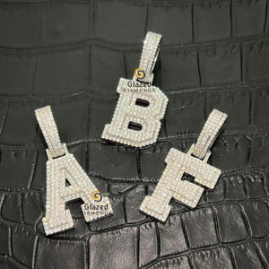 Joli pendentif lettre alphabétique personnalisé en or blanc 10Kt orné de diamants ronds taille brillant VVs clarté cultivés en laboratoire - Product Image 1