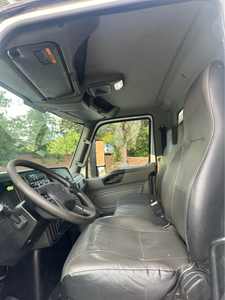 Camión de Caja Usado MV International 4300 de 26 pies del 2020 con Plataforma Elevadora - Product Image 3