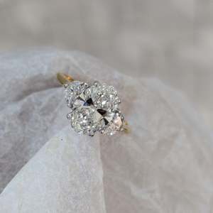 Bague de fiançailles ovale avec pierre latérale demi-lune en diamant de culture - Product Image 1