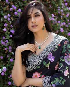 Saree en georgette indien traditionnel élégant avec broderie lourde et chemisier assorti pour mariage et fête - Product Image 4