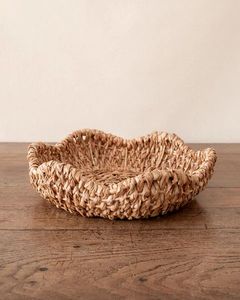 Cuenco grande rústico de ratán para servir, ideal para el servicio de pan o exhibición de frutas en el comedor y la cocina de estilo de granja - Product Image 1