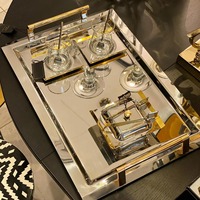 Beau plateau de service luxueux en métal robuste pour les décors de table à dîner à la mode incroyables pour l'hôtel et la maison