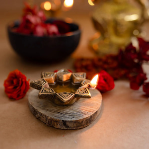 Iluminación elegante hecha a mano Lotus Urli Diya para festivales y rituales Lotus Urli Diya con lámparas de aceite - Product Image 3