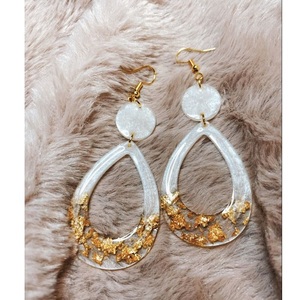 Boucles d'oreilles clous vintage pour femme en acier inoxydable et résine, motif plante arc-en-ciel, boucles d'oreilles clous en acrylique coloré en forme de pétale de fleur, bijoux cadeaux - Product Image 2