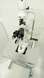 Lámpara de hendidura Haag Streit personalizable de fabricación SS Tipo 2 escalones con accesorios de mesa motorizados Soporte OEM - Product Image 4