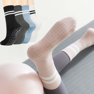 Chaussettes de Pilates mi-tube en Silicone antidérapantes pour femmes professionnelles tricotées Fitness d'intérieur Gym danse sport sol chaussettes croisées - Product Image 2