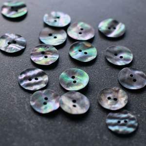 NATURAL SHELL MOTHER OF PEARL <b>BUTTONS</b> / WHOLESALE EXPORT QUALITY / READY TO USE FOR APPAREL MANUFACTURERS - Product Image 1