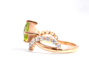 Élégante bague péridot en argent sterling 925 avec pierres latérales en moissanite étincelante Un choix classique parfait pour toutes les occasions - Product Image 2