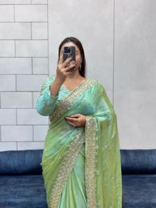 Saree Mose de style moderne avec broderie riche et travail de séquence Chemisier clouté en tissu de soie satiné pour toutes les occasions - Product Image 6