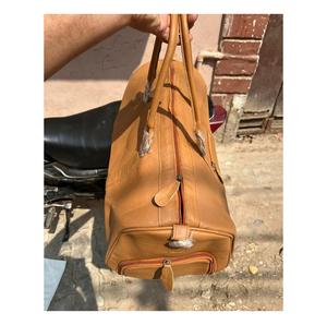 Bolsa de viaje de cuero genuino superventas, clásico bolso de mano y duradero para viajes de negocios, disponible a un precio asequible - Product Image 1