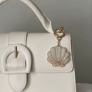 Amuletos de Bolso Bordados con Cuentas de Semillas Elegantes y Personalizados, Accesorio de Moda con Técnica de Tejido de Estilo Caricatura por glowin fashion - Product Image 1