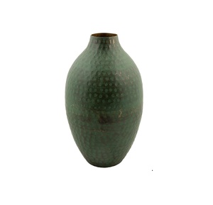 Vase à fleurs en fer et en métal de qualité supérieure de style vintage fait à la main avec un design martelé pour une pièce maîtresse élégante de décoration intérieure - Product Image 1