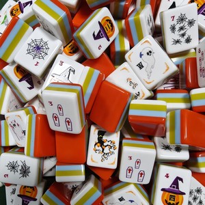 Fichas de mahjong americanas con temática de Halloween en tono naranja, con diseños de calabazas, diablitos y brujas, para ambiente festivo, venta al por mayor. - Product Image 2