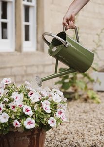 Regadera de metal de primera calidad con boquilla de largo alcance que proporciona un riego suave y preciso para plantas delicadas - Product Image 3