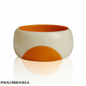 Bracelet géométrique bicolore audacieux en résine crème et orange fait à la main pour femme - Product Image 1