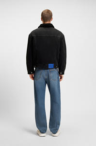 แจ็คเก็ตยีนส์ผู้ชายคุณภาพสูงขายส่ง แบบสั่งทำพิเศษ สไตล์วินเทจ คอตั้ง ปักโลโก้ด้านหน้า ซับในขนแกะแบบกลับด้านได้ - Product Image 4