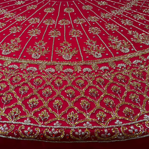 Tela de Lehenga Nupcial 100% Algodón, Bordada a Mano, Línea A, Rojo, con Lentejuelas Zari, Trabajo de Ilusión de Perlas y Cristales, Falda Midi - Product Image 1