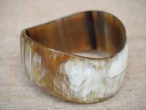 Brazalete de cuerno de búfalo de origen, cuerno con artículo negro de artesanos indios, gemelos y pulsera de cuerno de búfalo hechos en la India - Product Image 3