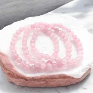 สร้อยข้อมือพลอยควอตซ์สีชมพูธรรมชาติทำด้วยมือเครื่องประดับที่เป็นมิตรกับสิ่งแวดล้อมเพื่อความสมดุลทางอารมณ์และการรักษาจักระ - Product Image 4