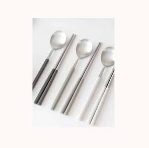 Ensemble de couverts modernes plaqués argent royal de haute qualité avec design en résine gris clair et gris foncé - Product Image 1