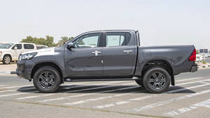 Toyota Hilux DC 2.4D MT 4X4 Usada con TODAS LAS OPCIONES, Ventanas Eléctricas, Año 2022, Color Gris, Bien Mantenida, Lista para Enviar a Todo el Mundo - Product Image 4