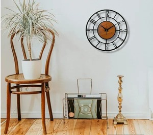 Reloj de pared de lujo hecho con metal y madera El diseño único agrega un toque elegante y elegante a cualquier habitación u oficina - Product Image 4