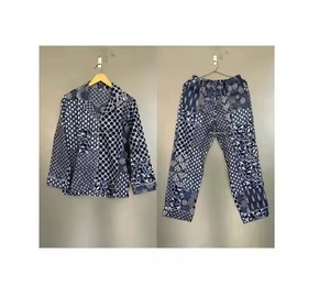 Elegante conjunto de ropa de dormir de satén para mujer, detalles de encaje y lisa con tela suave, ropa de dormir cómoda para el hogar - Product Image 1