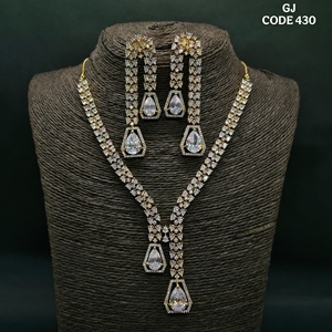 Collier élégant de bijoux AD avec boucles d'oreilles assorties Ensemble de diamants américains étincelants Parfait pour les fêtes de mariage - Product Image 5