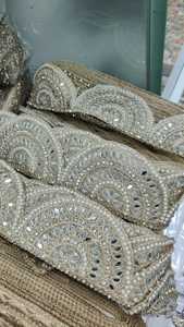 Hecho a medida en cintas y cordones bordados a máquina de 4 pulgadas de ancho en diseños florales y en un solo color para prendas de mujer. - Product Image 2