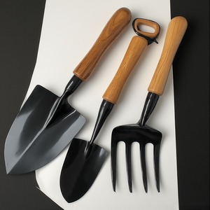 Pelle en fer fabriquée à la main avec finition patinée rustique Artisan Outil solide fait à la main offrant un utilitaire de jardinage et décoratif - Product Image 5