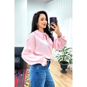 Blusa Elegante Rosa para Mujer LUSTRIN, con Cuello de Lazo, Mezcla de Viscosa y Nailon, Versátil para Uso Casual y de Oficina - Product Image 3