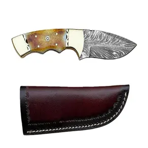 Cuchillo de caza de hoja de Damasco Lote Stock Envío listo Mejor precio Hecho en Pakistán con tendencia de vaina de cuero