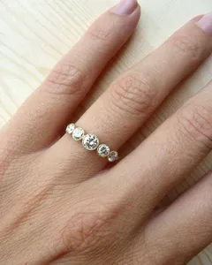 Anillo de Compromiso Elegante de Plata 925 Chapado en Oro Vintage con Moissanita Redonda y 5 Piedras Engastadas en Bisel - Product Image 4