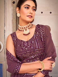 Lehenga semicompuesta de Georgette y blusa sin coser con dupatta - Product Image 4