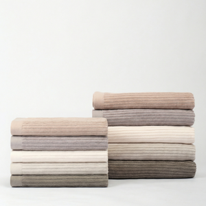 Juego de 2 Toallas de Algodón Santini con Rayas de Terciopelo, Tacto Suave, Sensación Agradable y Absorbencia Confiable - Product Image 1