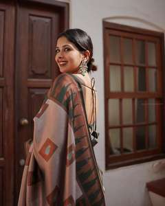 FashionHarbour offre des saris en soie Lichi de qualité supérieure à des tarifs de gros pour les fêtes en été et en hiver - Product Image 5