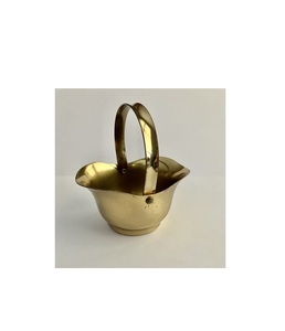 Grand seau à charbon en laiton orné pour le stockage de charbon de cheminée d'inspiration vintage classique dans les espaces de vie de style traditionnel - Product Image 2