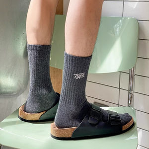 Chaussettes de sport à tube moyen pour hommes conçues sur mesure Chaussettes athlétiques à tricoter noires et blanches avec lettres brodées - Product Image 6
