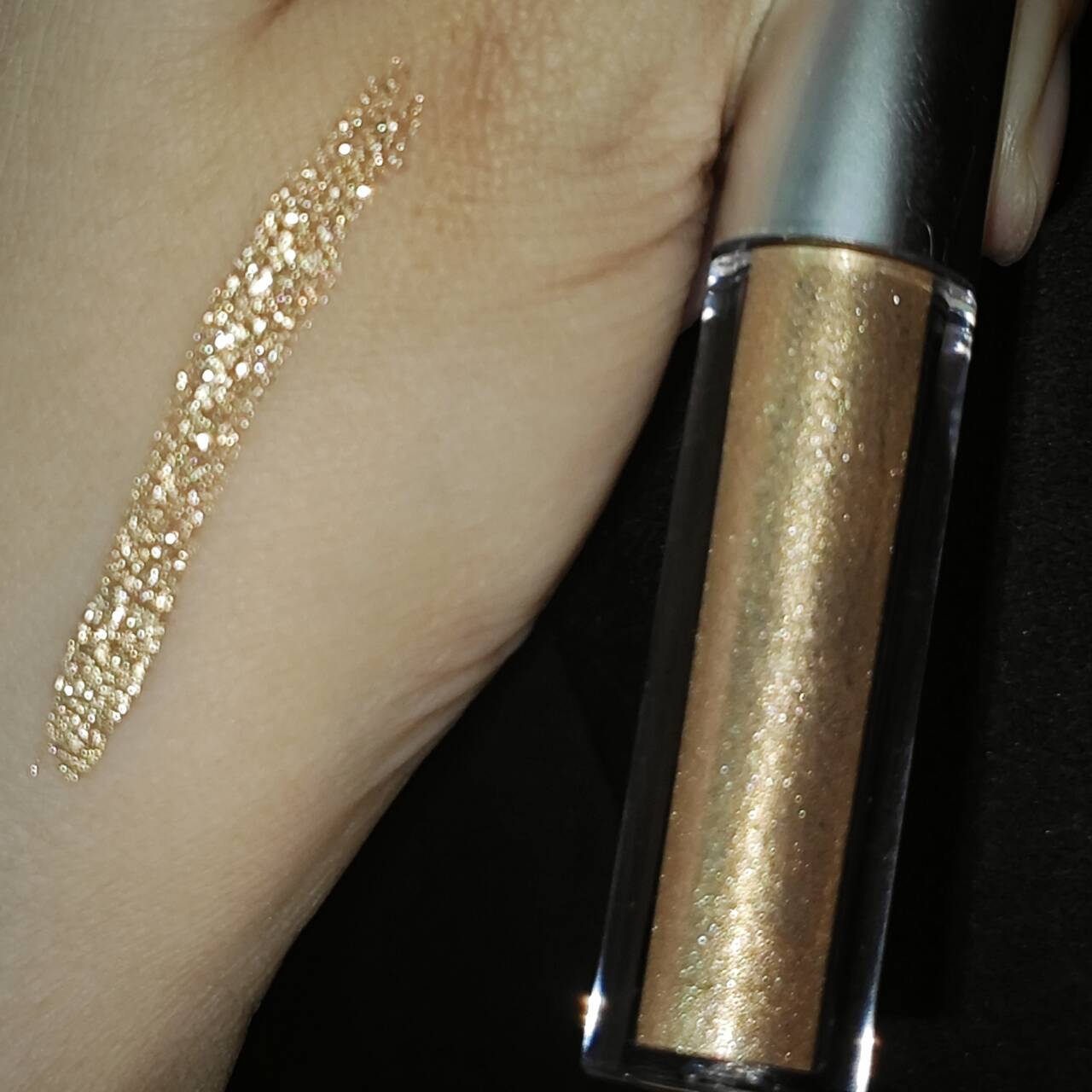 Eyeliner à paillettes dorées