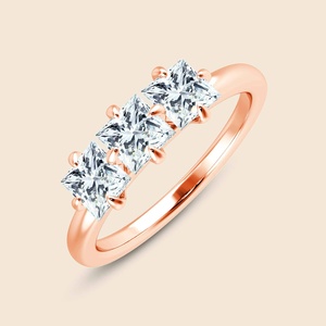 Magnifique bague en or massif 14 carats avec trois diamants de taille princesse, diamants de laboratoire de 1,00 carat F+-VS, idéale pour un cadeau festif - Product Image 3